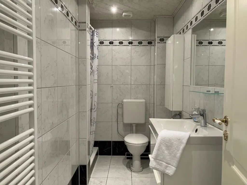 Modernes Duschbad mit Dusche/WC