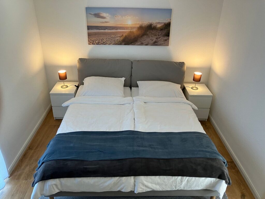 Schlafzimmer mit Doppelbett in Ferienwohnung Ostsee