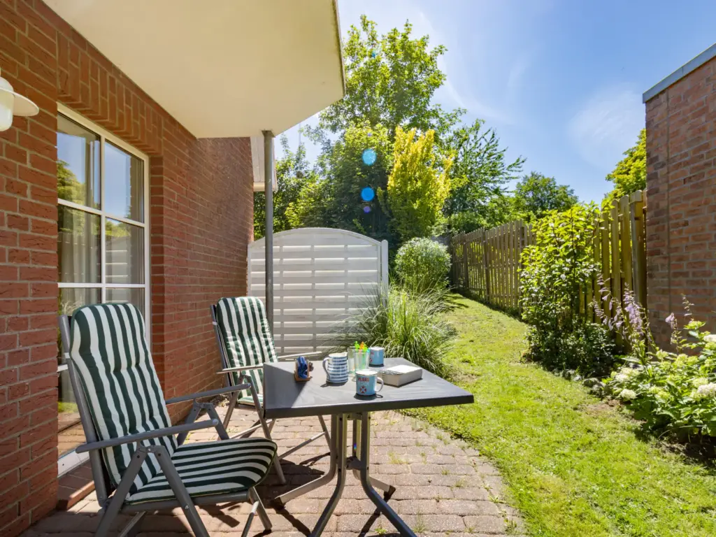 Sonnige Terrasse mit Gartenmöbeln Ostsee